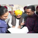 Punjab News : मुख्यमंत्री भगवंत मान ने मोहाली के सब-रजिस्ट्रार कार्यालय में की अचानक जांच