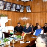 ख़बरीलाल टाइम्स डेस्क : माननीय विधानसभा स्पीकर Nand Kishore Yadav जी आपके रहते बिहार सरकार के उप मुख्यमंत्री की भाषा एक सड़क छाप भाषा हो और उस पर करवाई न हो ये स्विधानिक ढाँचा की परम्परा को कमजोर करता है। हम युवा आप से सीखते है परन्तु सदन की गरिमा ईस तरह से सरकार के द्वारा गिराई जाएगी तो आने वाले युवाओं को क्या नजरिया पेस किया जायगा।