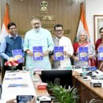 National News : केंद्रीय वस्त्र मंत्री श्री गिरिराज सिंह ने भारतीय हथकरघा क्षेत्र में कार्बन फुटप्रिंट आकलन पुस्तक का विमोचन किया