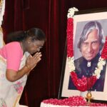 National News : राष्ट्रपति श्रीमती द्रौपदी मुर्मु ने डॉ. एपीजे अब्दुल कलाम को उनकी जयंती पर पुष्पांजलि अर्पित की