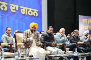 Punjab News : अरविंद केजरीवाल और मुख्यमंत्री भगवंत सिंह मान की पंजाब के व्यापारियों और दुकानदारों से मुलाकात; कहा, अब उन्हें दफ्तरों के चक्कर नहीं लगाने पड़ेंगे, ‘आप’ सरकार खुद उनके पास पहुँचेगी