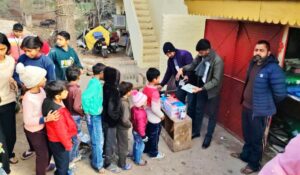Chandigarh News : छात्र नीतीश ने छात्रों के बीच वितरित किया कॉपी, पेन व जुराब (मोजा)